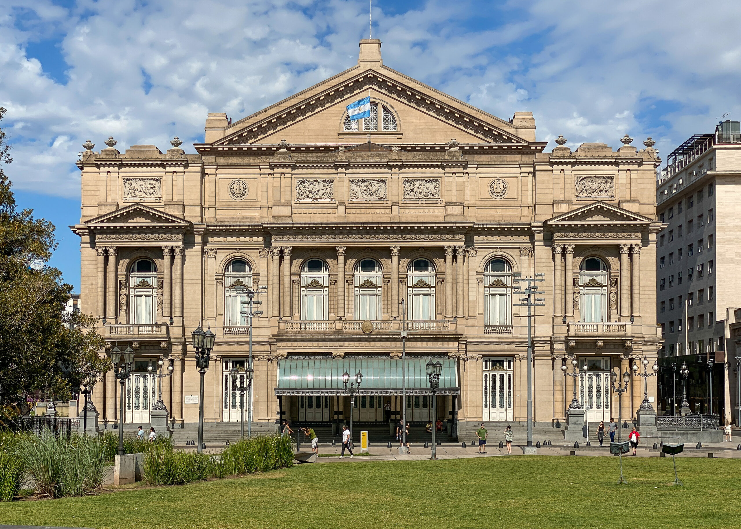 Fachada_del_Teatro_Colón_en_Buenos_Aires,_Argentina