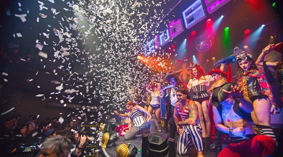 en-medio-de-la-felicidad club 69